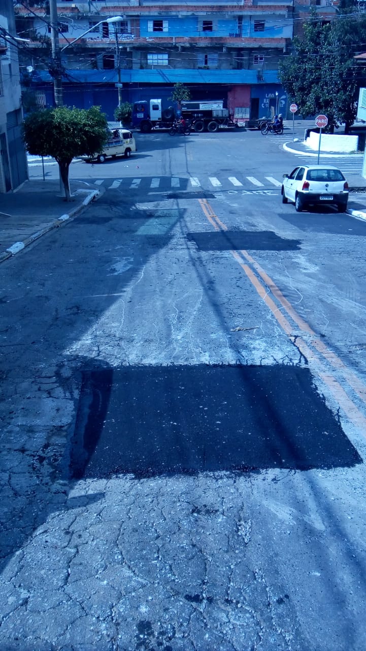 Tapa buraco concluído na avenida Ministro José Américo de Almeida. Quatro manchas retangulares, escuras, indicam onde foi feito o reparo.
